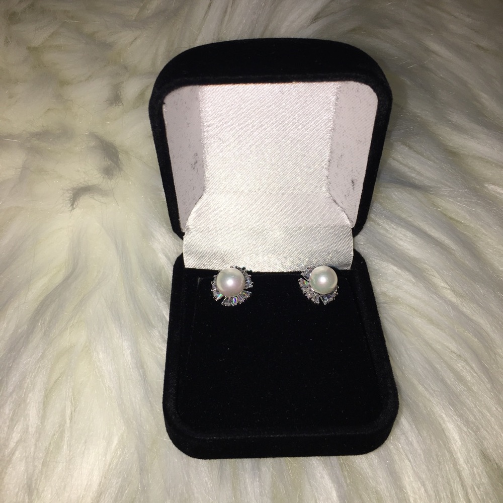 NWT!!! 18k White Gold Plated Earrings